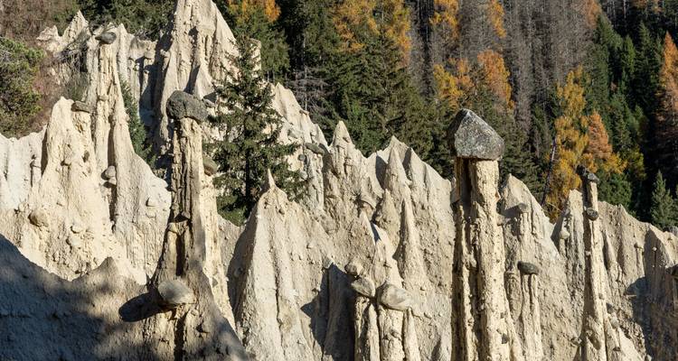 Formations rocheuses uniques ressemblant à des pinacles avec des pierres en équilibre.
