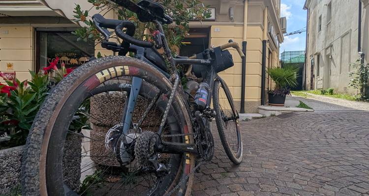Vélo garé dans une charmante ruelle d'une ville italienne.