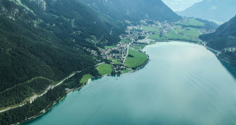 Luftaufnahme eines Sees mit malerischen Städten entlang des Ufers.