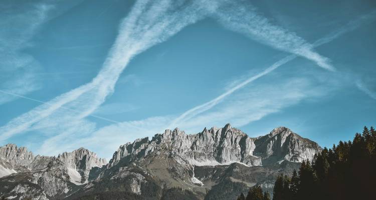 Schroffe Bergkette unter einem klaren blauen Himmel.