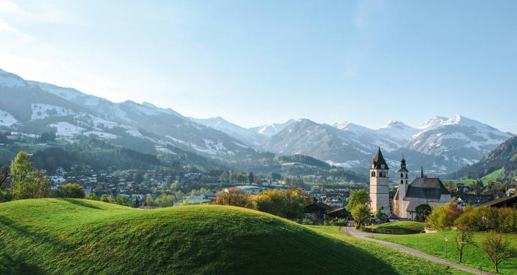 Malerisches Dorf mit einer Kirche und Bergblick.