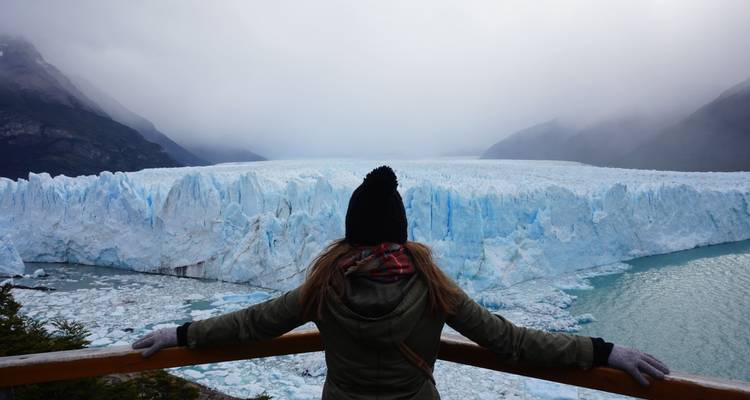 Personne regardant le glacier Perito Moreno.