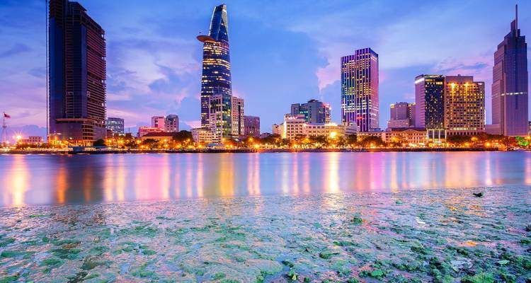 Paysage urbain de Hô-Chi-Minh-Ville la nuit avec des gratte-ciel illuminés.