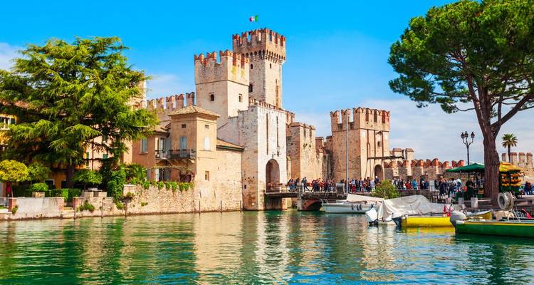 Château de Scaliger au bord de l'eau du lac de Garde, Italie.