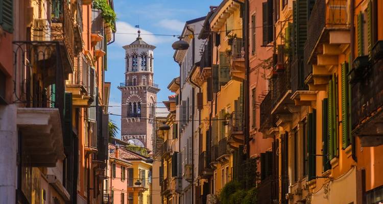 Vue de rue de Vérone avec une tour historique en arrière-plan.
