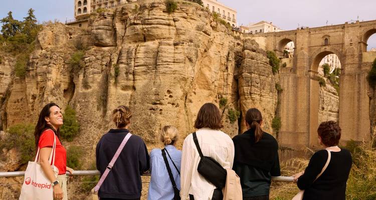 Des touristes regardant le pont Puente Nuevo à Ronda, en Espagne.