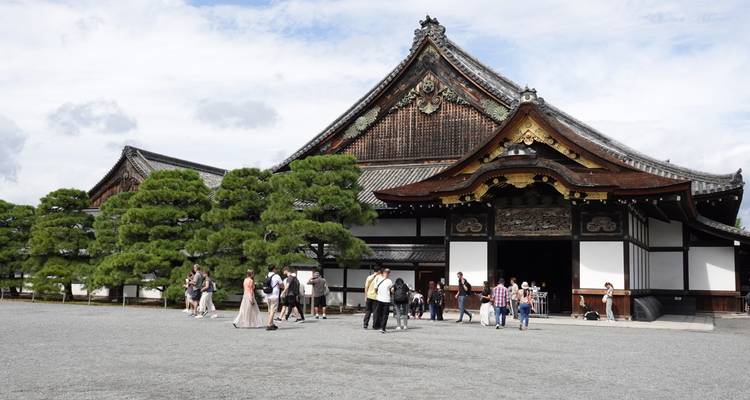 Temple japonais traditionnel avec des visiteurs.