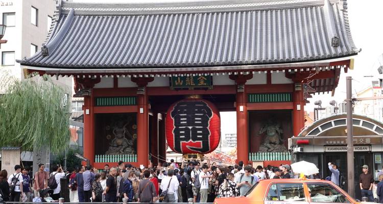 Porte d'entrée célèbre avec une grande lanterne rouge et des foules.