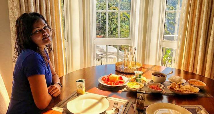 Personne assise à une table de salle à manger avec divers aliments.