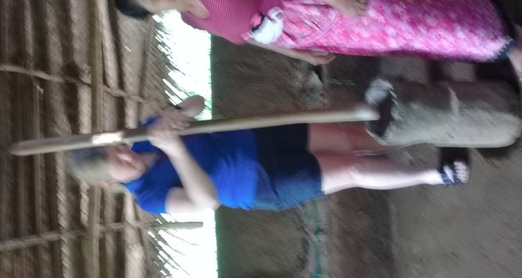 Personne participant à une activité locale en intérieur.