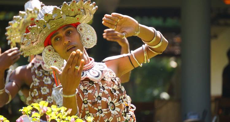 Un danseur en costume traditionnel exécutant une danse culturelle.