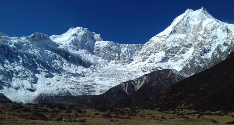 Sommets de montagnes enneigés au Népal.
