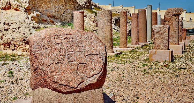 Antiguas tallas de piedra y columnas en un sitio arqueológico en Alejandría.