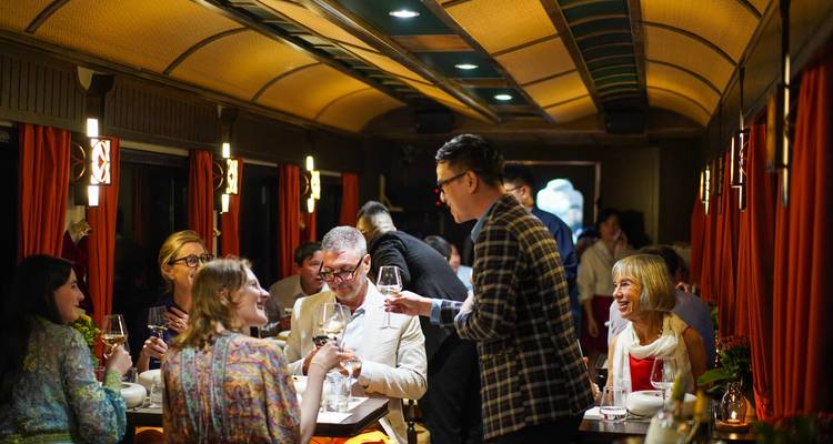 Des gens qui dînent et socialisent dans un restaurant de train.