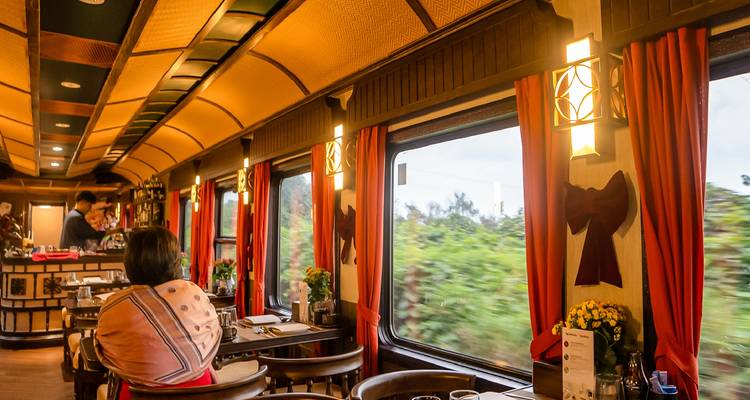 Intérieur élégant de restaurant dans un train en mouvement.