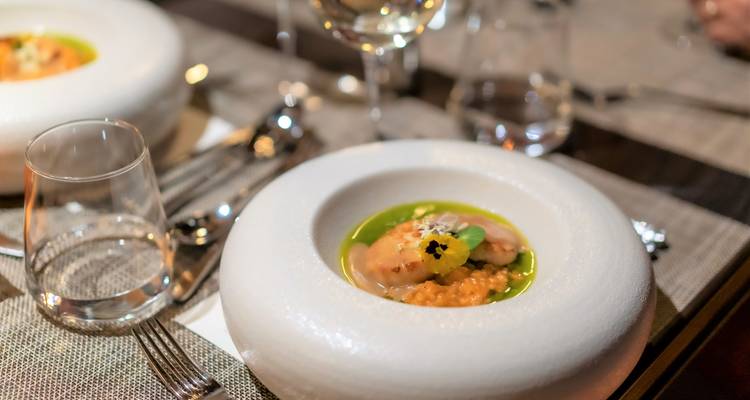 Plat de haute gastronomie avec présentation élégante.