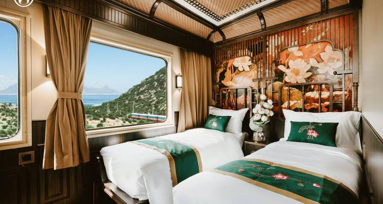 Cabine de train luxueuse avec une vue panoramique par les fenêtres.