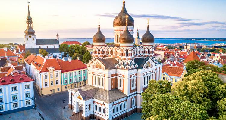 Vue d'une cathédrale avec des dômes bulbeux distinctifs dans une vieille ville.