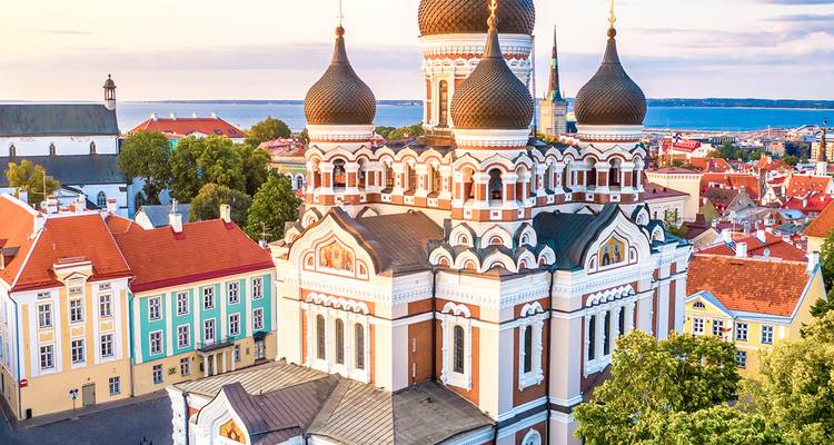 Vue rapprochée de l'ornée cathédrale Alexandre Nevski de Tallinn avec la mer Baltique en arrière-plan à l'heure dorée.