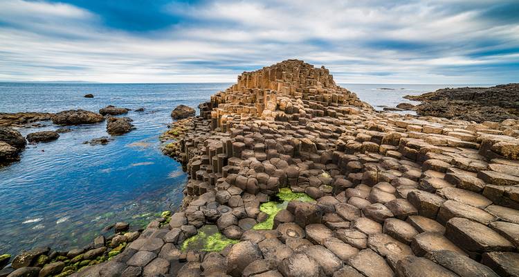 Colonnes de basalte hexagonales près de l'océan, connues sous le nom de Chaussée des Géants.