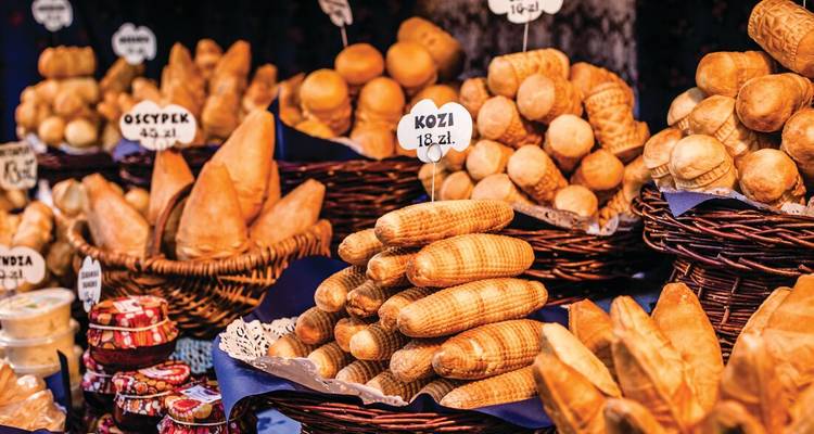 Variété de pain dans des paniers à un étal de marché.