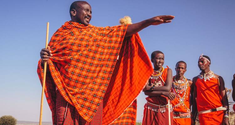 Peuple masaï portant des vêtements traditionnels.
