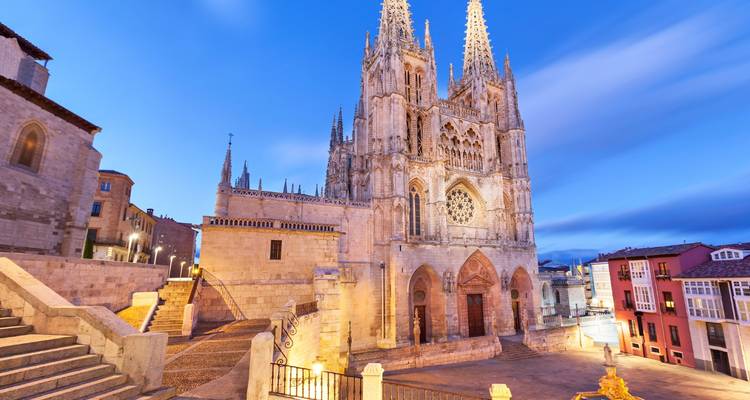 Cathédrale de Burgos illuminée au crépuscule avec un ciel dégagé à Burgos.