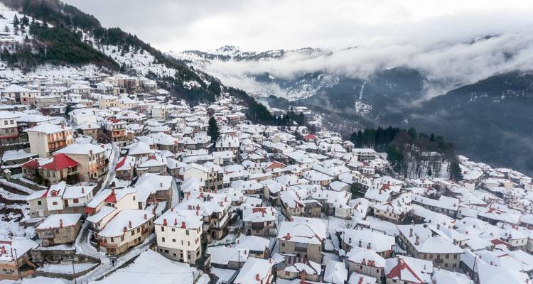 Village enneigé dans les montagnes de Metsovo.