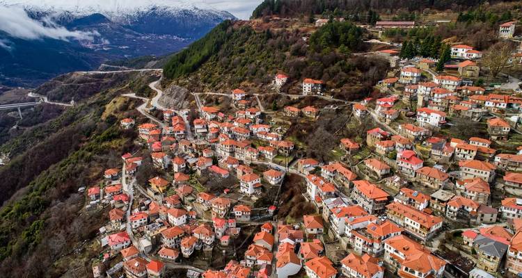 Vue aérienne d'un village de montagne avec des toits rouges à Metsovo.