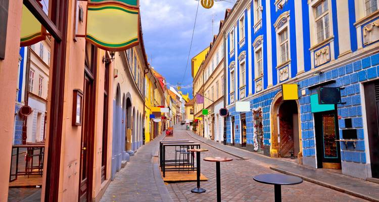 Calle colorida con banderas y sendero empedrado.
