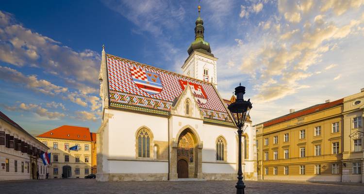 L'église Saint-Marc avec un toit de tuiles colorées dans la Ville Haute de Zagreb.