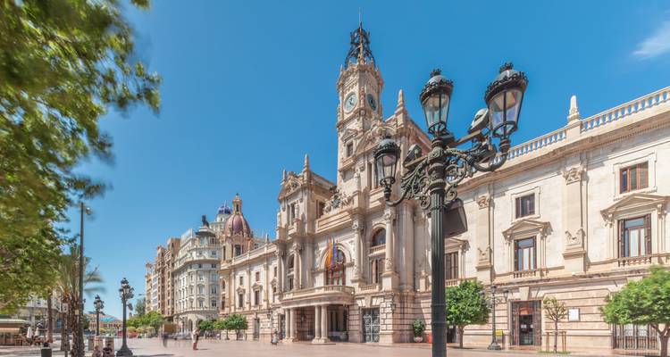 Rathaus von Valencia mit Laternenmasten an einem sonnigen Tag.