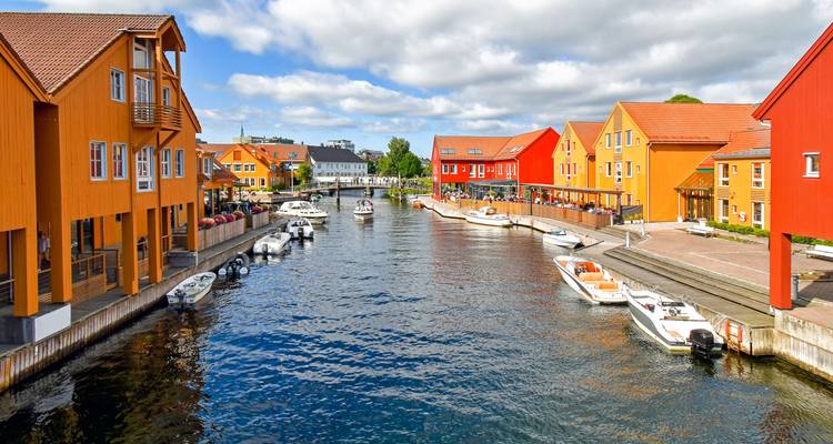 Charmante Kristiansand waterkant met boten en kleurrijke huizen.