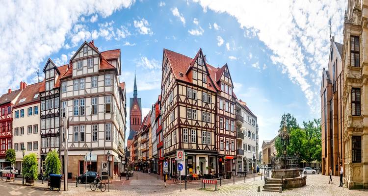 Hannovers historische marktplein met vakwerkgebouwen onder een heldere hemel.