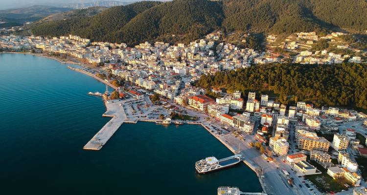 Vue panoramique d'Igoumenitsa avec paysage côtier.