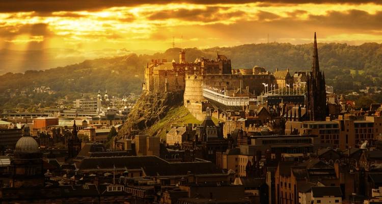 Vista de un castillo histórico en una colina al atardecer