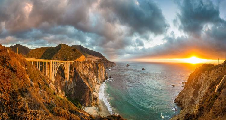 Coucher de soleil dramatique sur le pont de Bixby Creek le long de la côte escarpée de Big Sur.