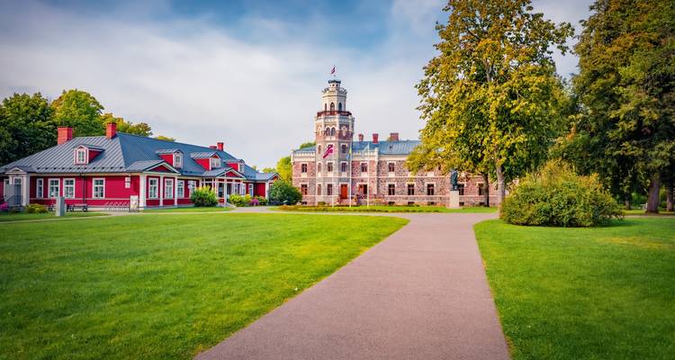 Charmante historische Gebäude umgeben von Bäumen in Turaida, Lettland.