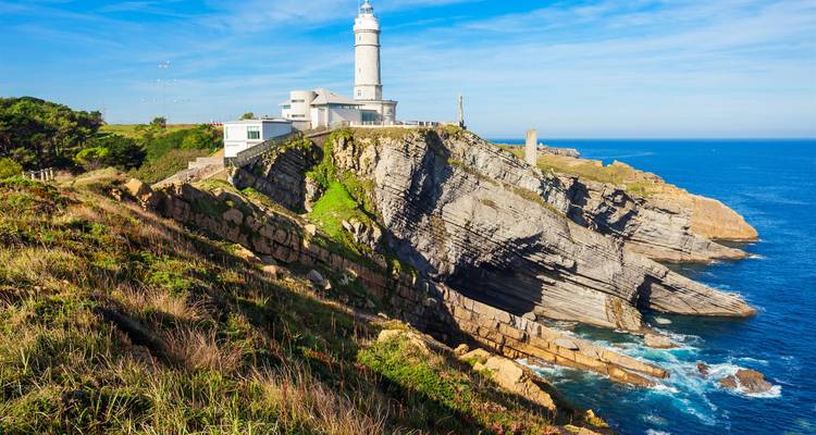 Phare sur une falaise rocheuse surplombant l'océan.