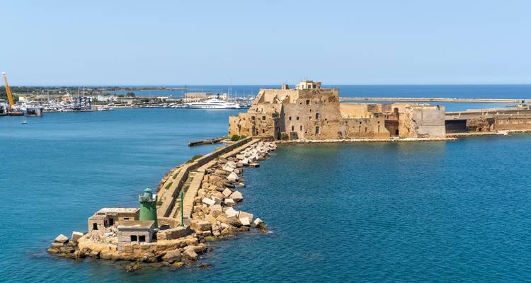 Antigua fortaleza con vista a un mar en calma.