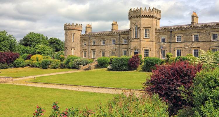 Maison de campagne avec jardins dans un cadre rural.
