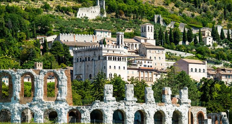 Vista de Gubbio con edificios históricos y ruinas.
