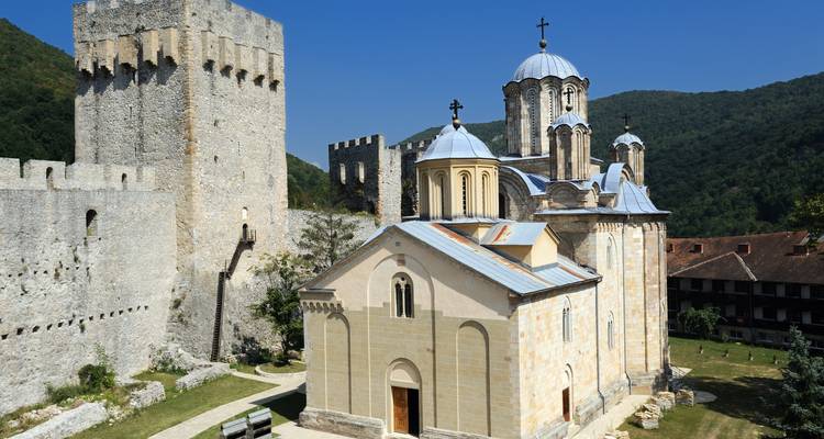 Mittelalterliches serbisch-orthodoxes Kloster mit Befestigungsanlagen.