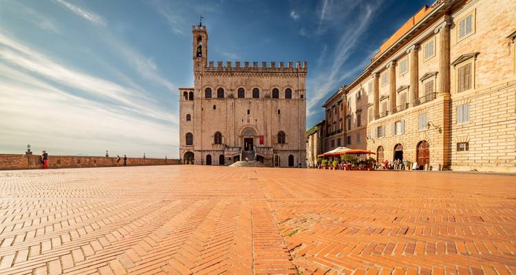Place principale de Gubbio avec bâtiments historiques.
