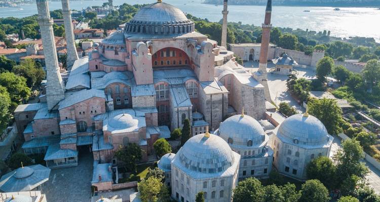 Luftaufnahme der Hagia Sophia mit ihren Kuppeln und Minaretten mit Blick auf den Bosporus an einem hellen Tag.