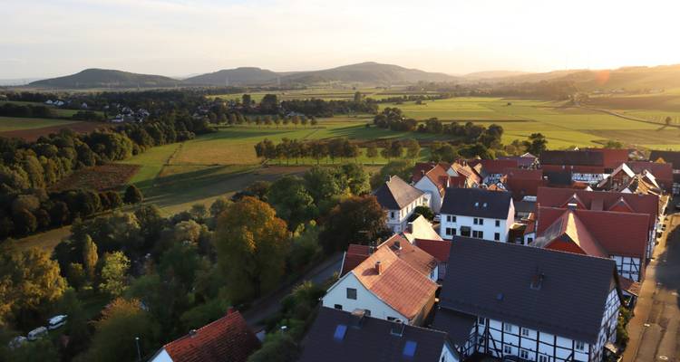 Schilderachtig uitzicht op een Duits plattelandsdorp bij zonsondergang.