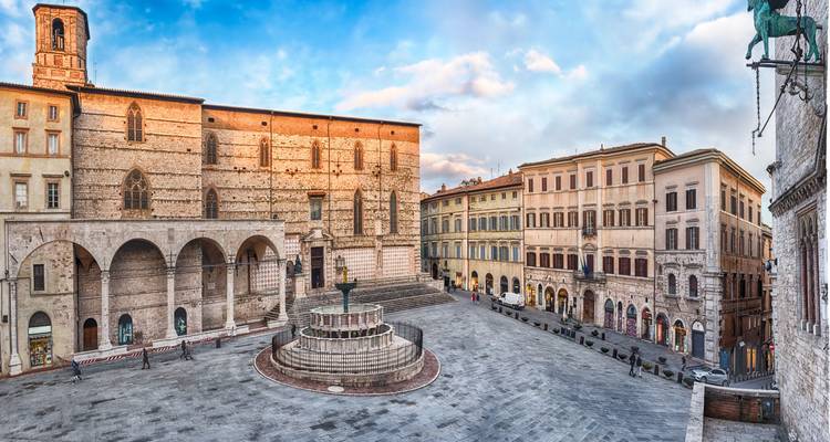 Panoramisch uitzicht op Piazza IV Novembre in Perugia.