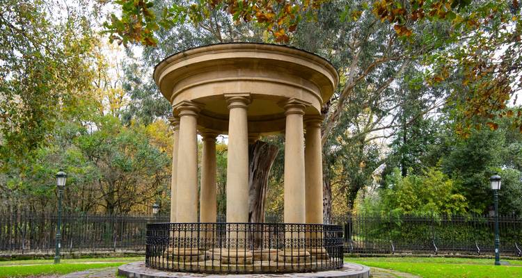 Estructura circular con columnas en un entorno de parque.