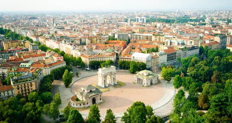 Vue aérienne de Milan avec l'Arco della Pace et la verdure environnante.