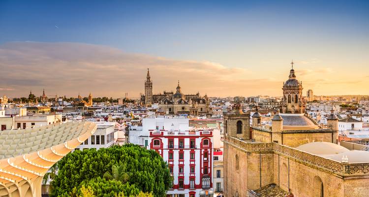 Kleurrijke daken en stadsgezicht van Lissabon onder blauwe hemel.